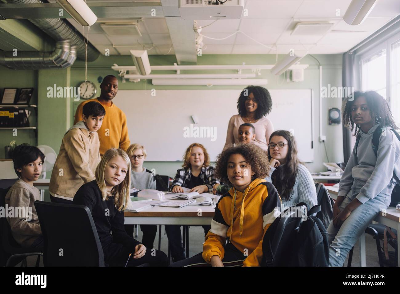 Ritratto di diversi studenti con insegnanti in classe a scuola Foto Stock
