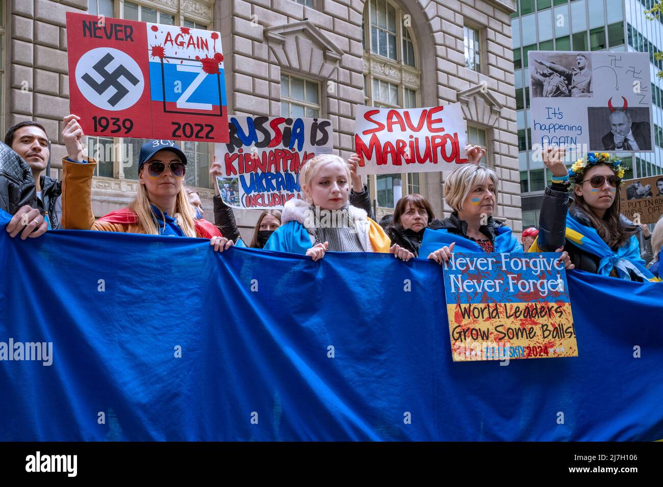 New York, New York, Stati Uniti. 8th maggio 2022. Mai più Rally per l'Ucraina che celebra la vittoria in Europa Day. Il Rally ha iniziato a Bowling Green Lower manhattan e ha iniziato il suo viaggio verso il Memorial WW2 presso la batteria. Commemorando la sconfitta dei nazisti, ricordando l'Olocausto e la guerra russa contro l'Ucraina attualmente condotta da Putin. (Credit Image: © Milo Hess/ZUMA Press Wire) Foto Stock