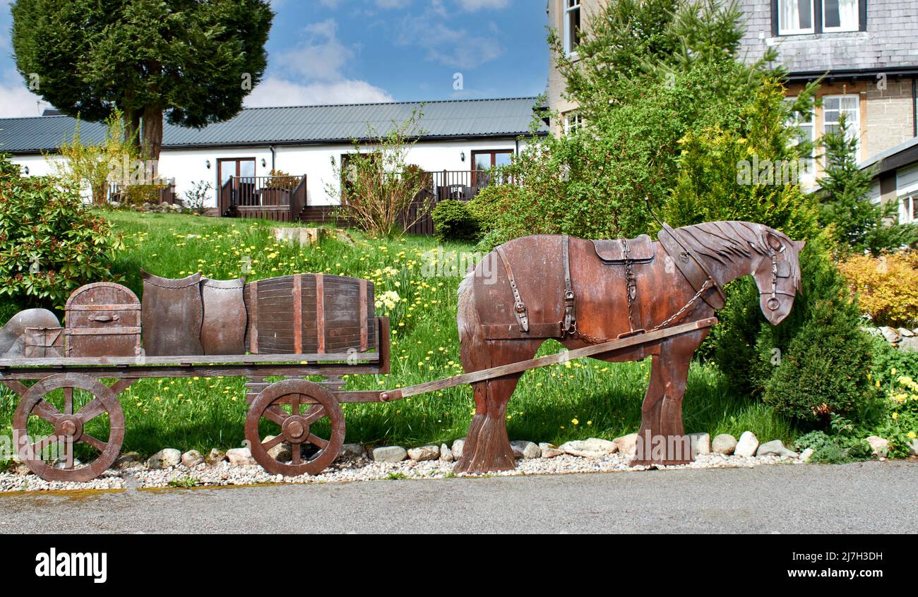 STRATHSPEY FERROVIA BARCA DELLA STAZIONE DI GARTEN SCOZIA SCULTURA DI METALLO DI UN CARTHORSE E CARRO FUORI DALLA STAZIONE Foto Stock