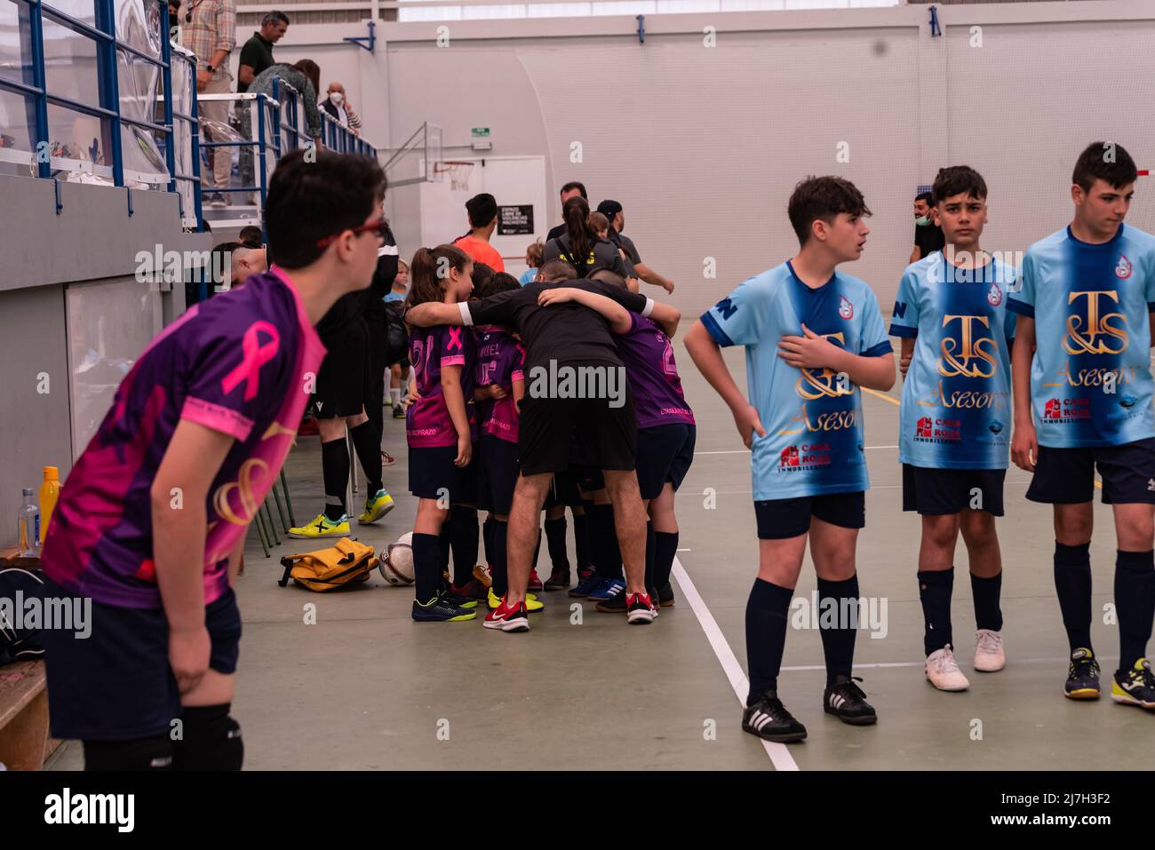 Moaña, Pontevedra, spagna, 07 maggio 2022. futsal partita della lega regionale per bambini nel padiglione di Domaio. Foto Stock