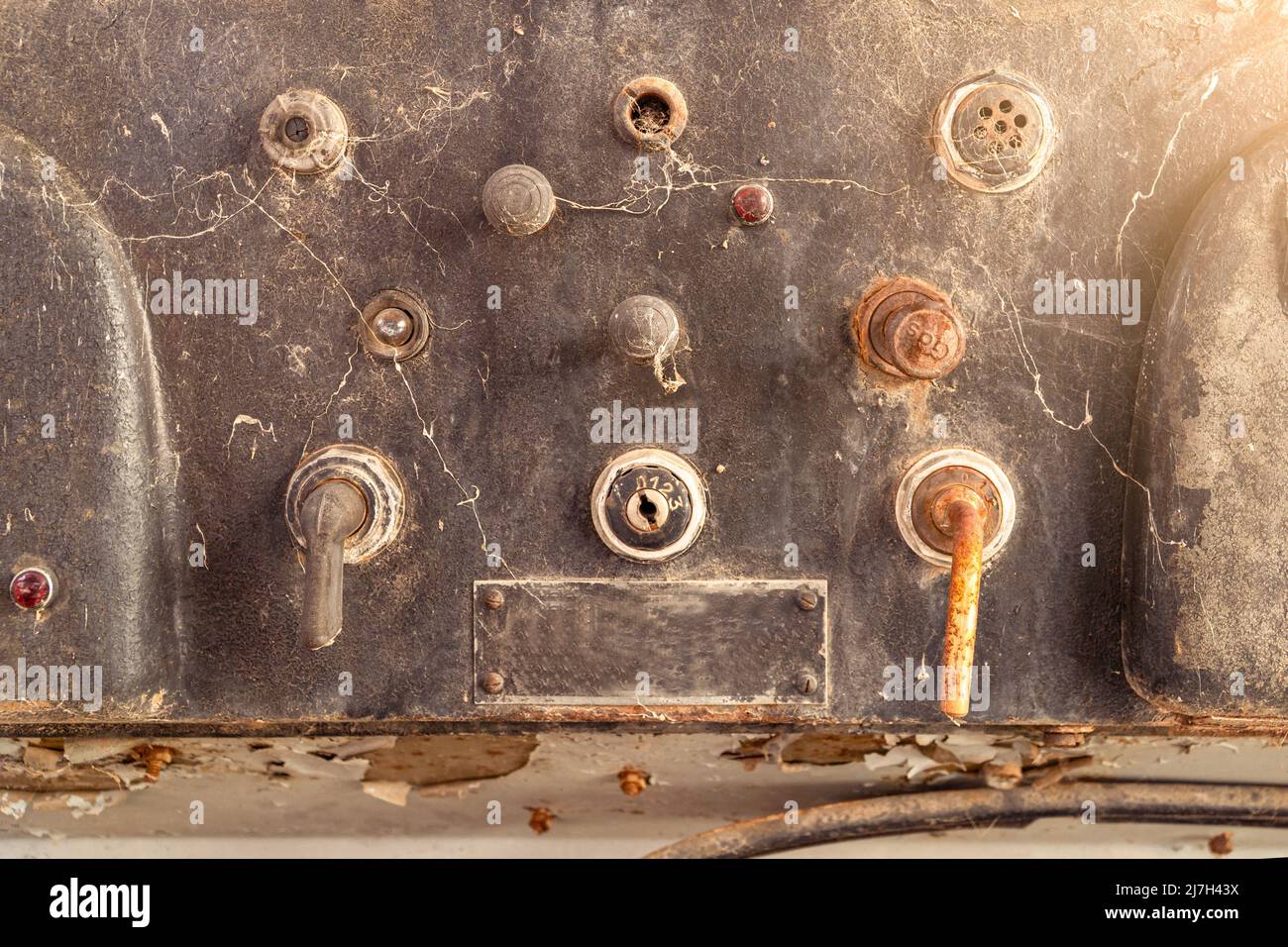 cruscotto di un'auto d'epoca abbandonata. Vecchio tachimetro, contatori carburante, indicatori e autoradio. Foto Stock
