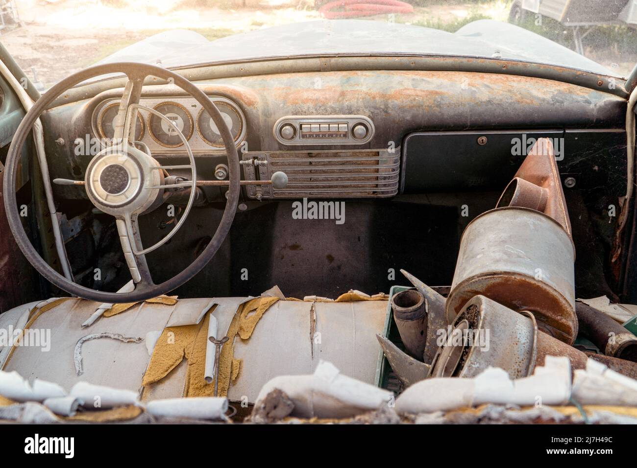 cruscotto di un'auto d'epoca abbandonata. Vecchio tachimetro, contatori carburante, indicatori e autoradio. Foto Stock