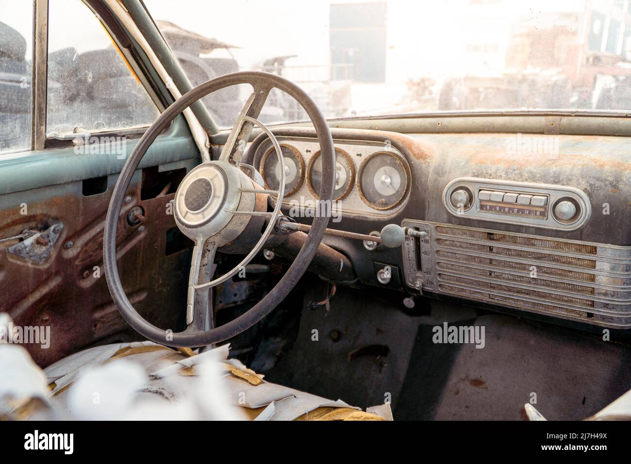 cruscotto di un'auto d'epoca abbandonata. Vecchio tachimetro, contatori carburante, indicatori e autoradio. Foto Stock