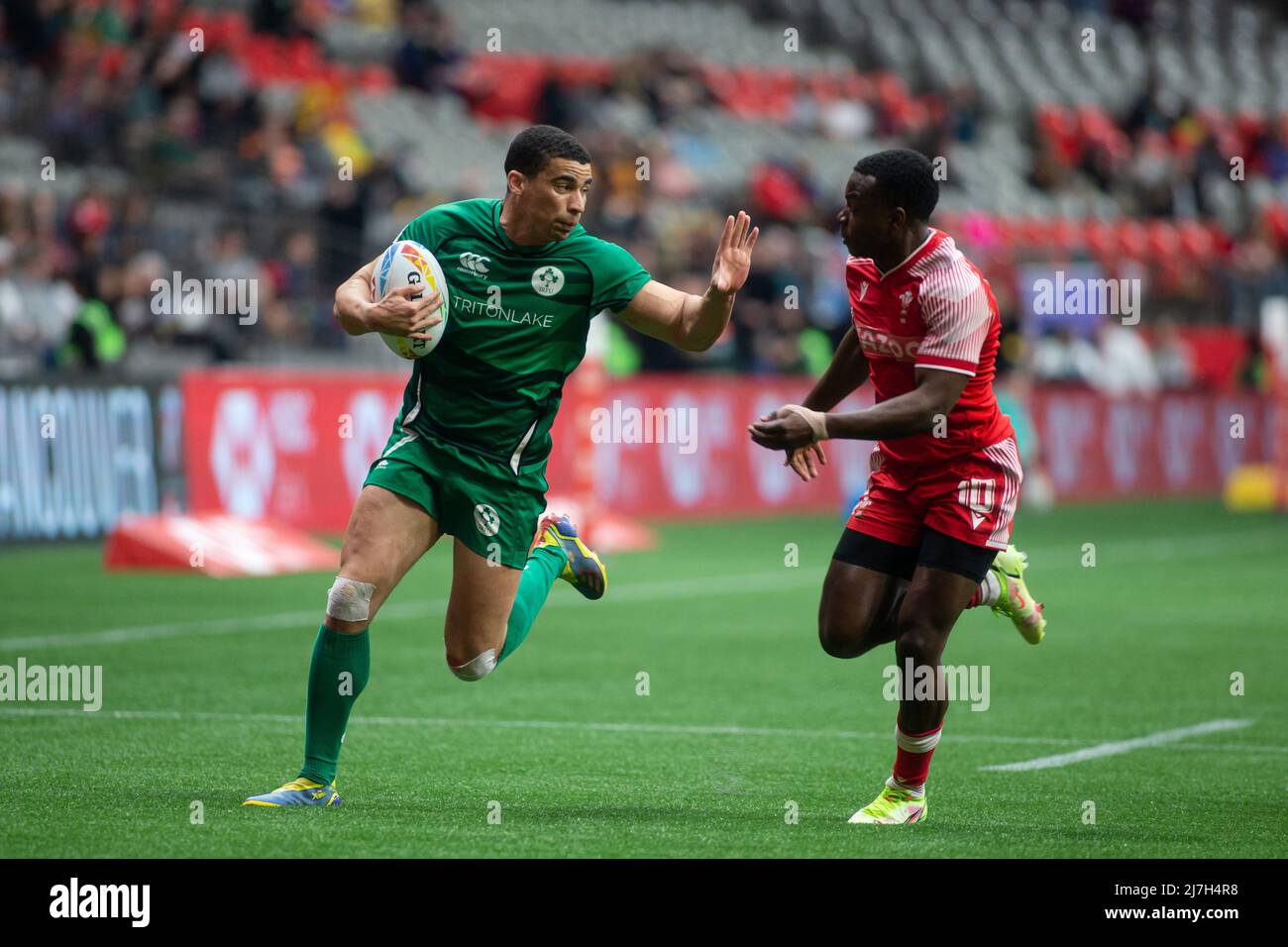 Vancouver, Canada, 17 aprile 2022: Jordan Conroy (a sinistra) del Team Ireland 7s in azione contro Iwan Pyrs Jones (a destra) del Team Wales 7s durante il giorno 2 della HSBC Canada Sevens al BC Place a Vancouver, Canada. Irealand ha vinto la partita con il punteggio 14-12. Foto Stock