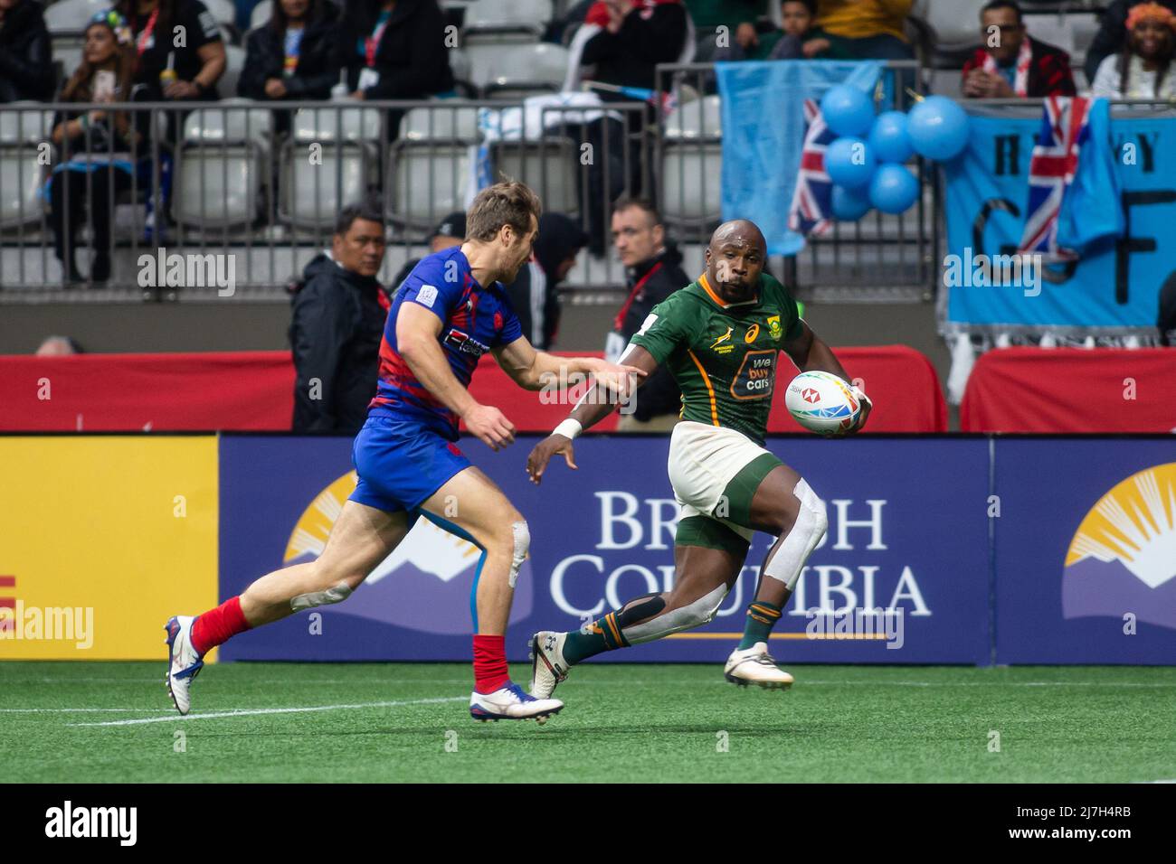 Vancouver, Canada, 17 aprile 2022: Sivius Soyizwapi (sinistra, palla in attesa) del team Sud Africa 7s in azione contro Guillaume Bouche (sinistra) del Team France 7s durante il giorno 2 della HSBC Canada Sevens al BC Place a Vancouver, Canada. Il Sudafrica ha vinto la partita con il punteggio 36-7. Foto Stock