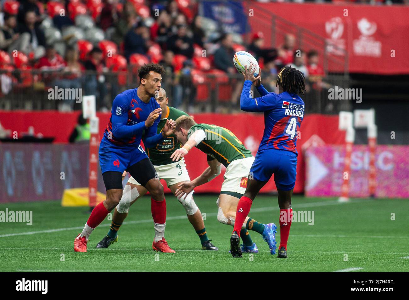 Vancouver, Canada, 17 aprile 2022: Jordan Sepho (primo da sinistra) del Team France 7s passa la palla al suo compagno di squadra, William Iraguha (primo da destra) durante la partita contro il Team Sud Africa 7s il giorno 2 della HSBC Canada Sevens al BC Place a Vancouver, Canada. Il Sudafrica ha vinto la partita con il punteggio 36-7. Foto Stock