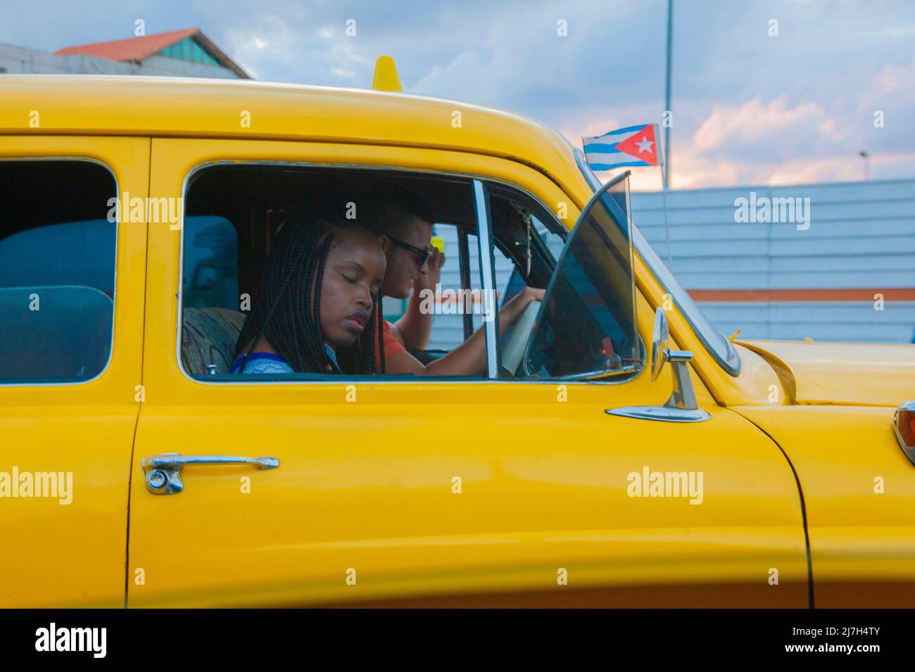 La donna si addormenta in una vecchia auto classica a l'Avana, Cuba, mentre il conducente la ride. Foto Stock