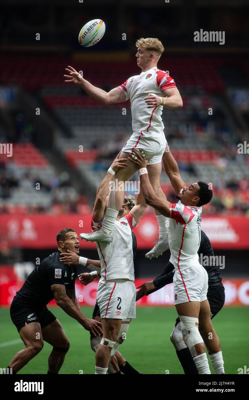 Vancouver, Canada, 17 aprile 2022: Il Team England 7s (bianco/rosso) e il Team New Zealand 7s (nero) gareggiano per la palla durante il giorno 2 della HSBC Canada Sevens al BC Place di Vancouver, Canada. La Nuova Zelanda ha vinto la partita con il punteggio 34-5. Foto Stock