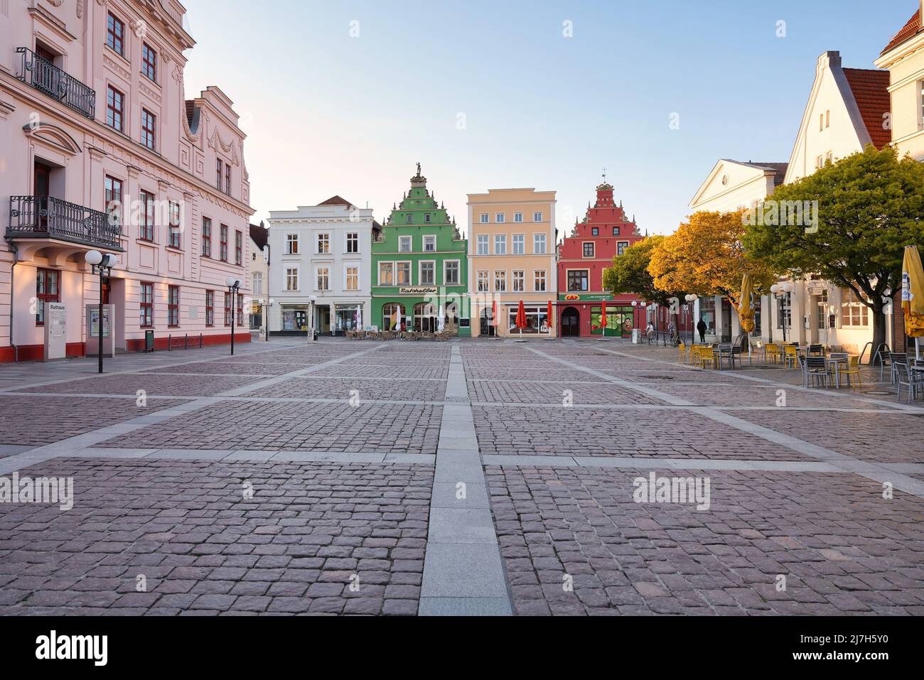 Güstrow a Mecklenburg-Vorpommern, Germania. Municipio con case a capannone sulla piazza del mercato nel centro storico. Foto Stock