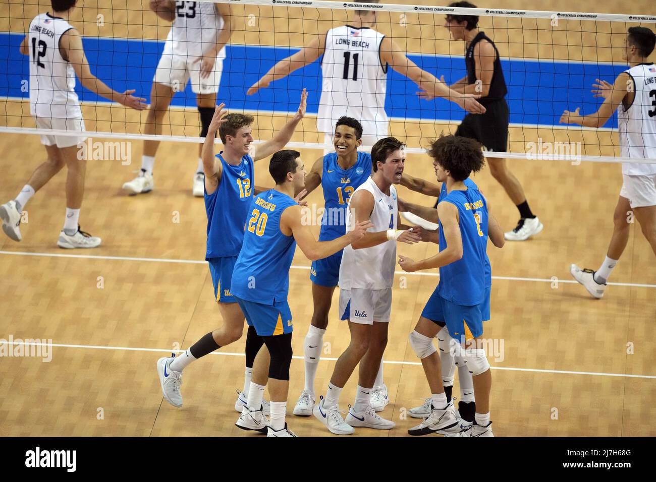 I giocatori degli UCLA Bruins Alex Knight (12), Ethan Champlin (20), Merrick McHenry (13), Cole Pender (4) e Kevin Kobrine (8) festeggiano dopo un punto contro i Long Beach State 49ers durante una semifinale del torneo di pallavolo universitario maschile NCAA, giovedì 5 maggio 2022, a Los Angeles. Long Beach State sconfisse UCLA 3-2. Foto Stock