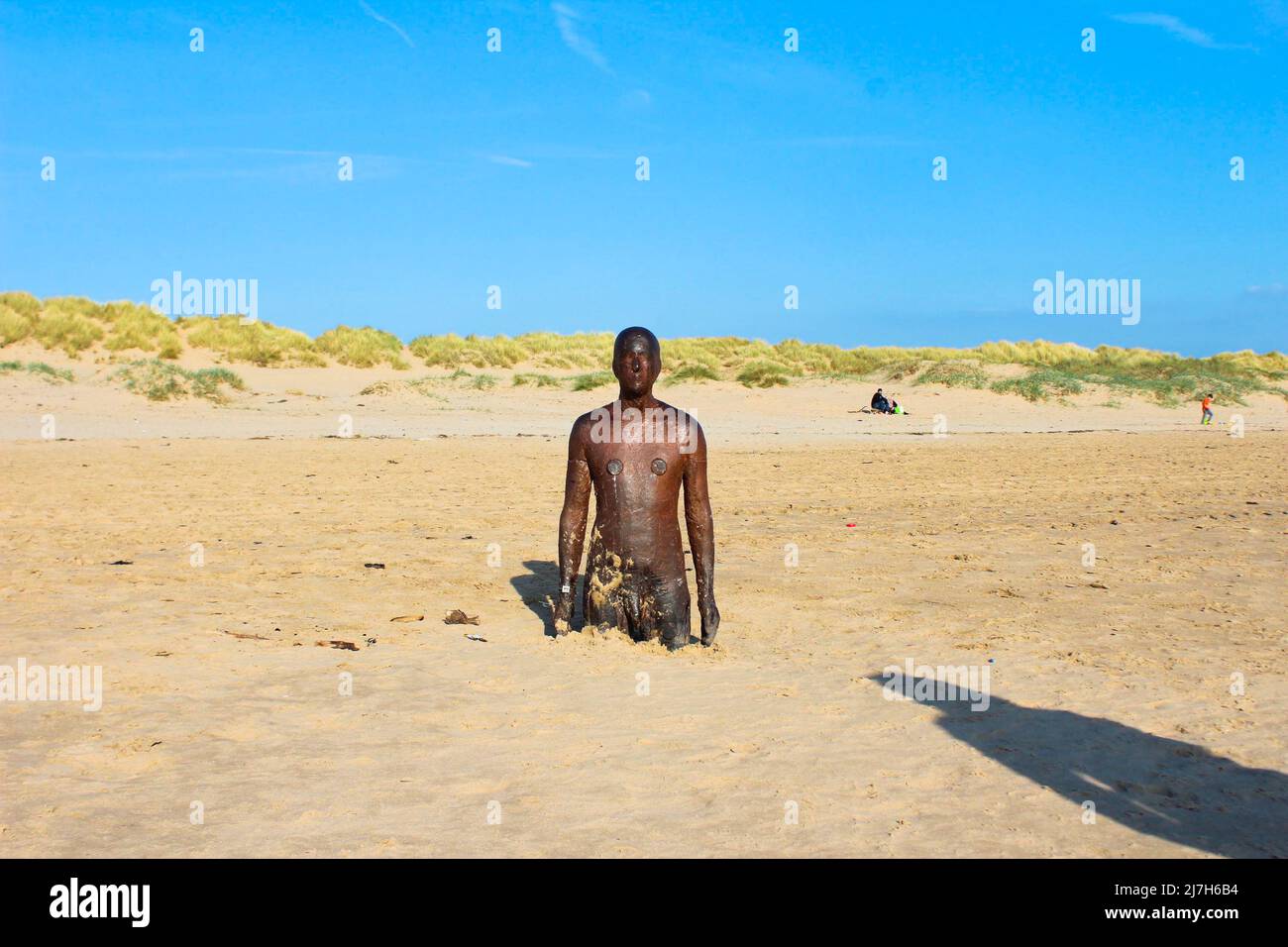 "Un altro posto" scultura in ghisa di Antony Gormley nella sabbia su Crosby Beach, Inghilterra Foto Stock