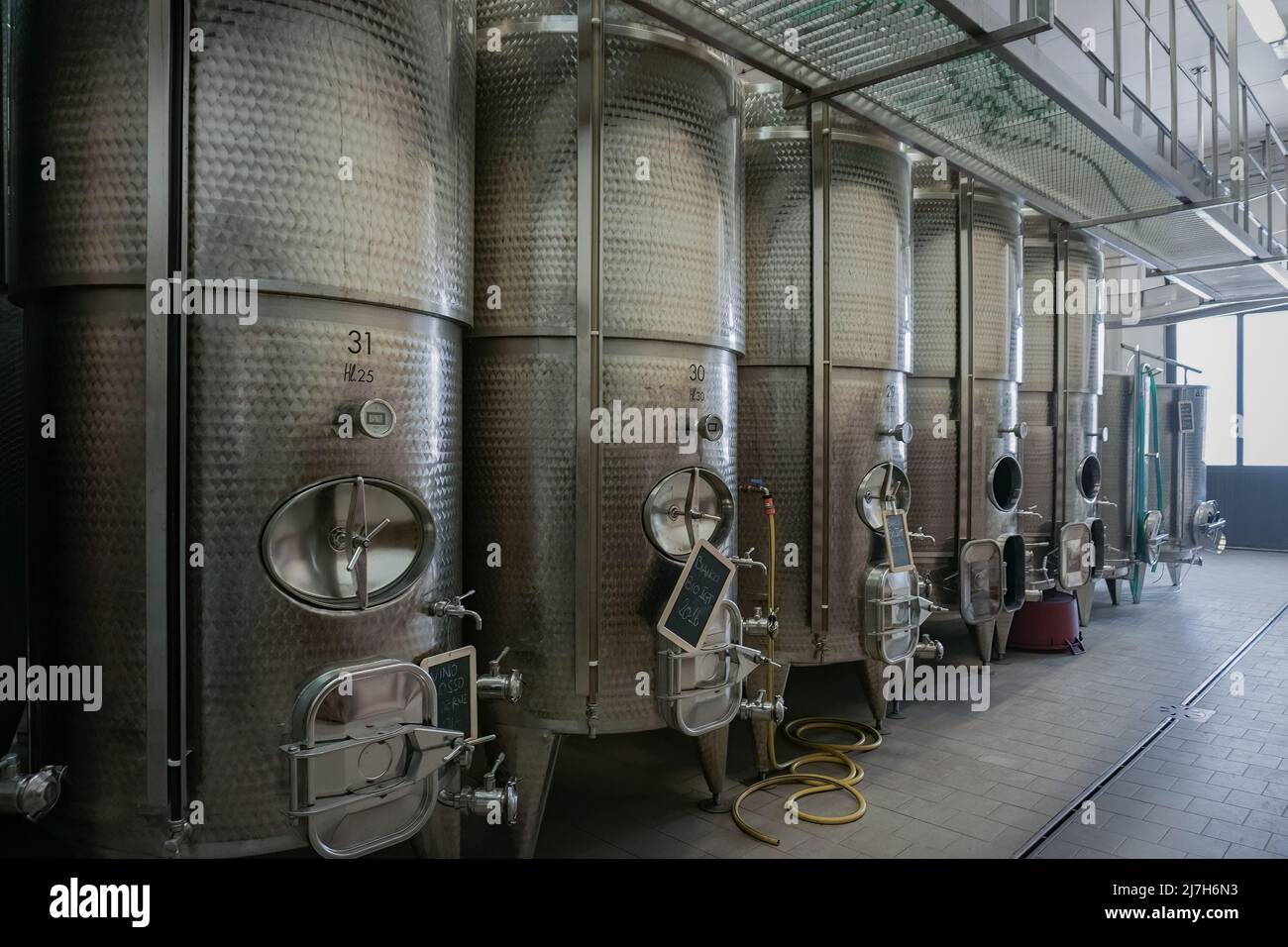 Vasche d'acciaio per la fermentazione del vino presso una cantina Foto Stock