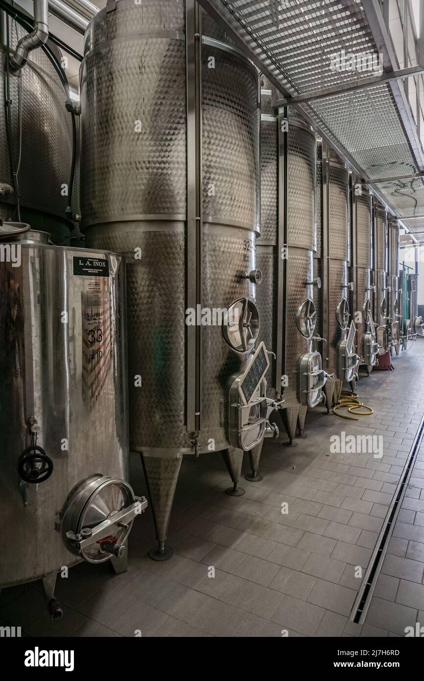Vasche d'acciaio per la fermentazione del vino presso una cantina Foto Stock