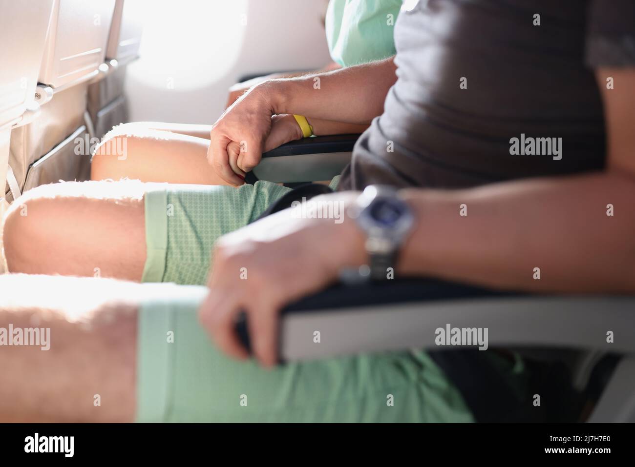 Coppia spaventata fortemente afferrare le mani, primo volo, paura di altezze Foto Stock