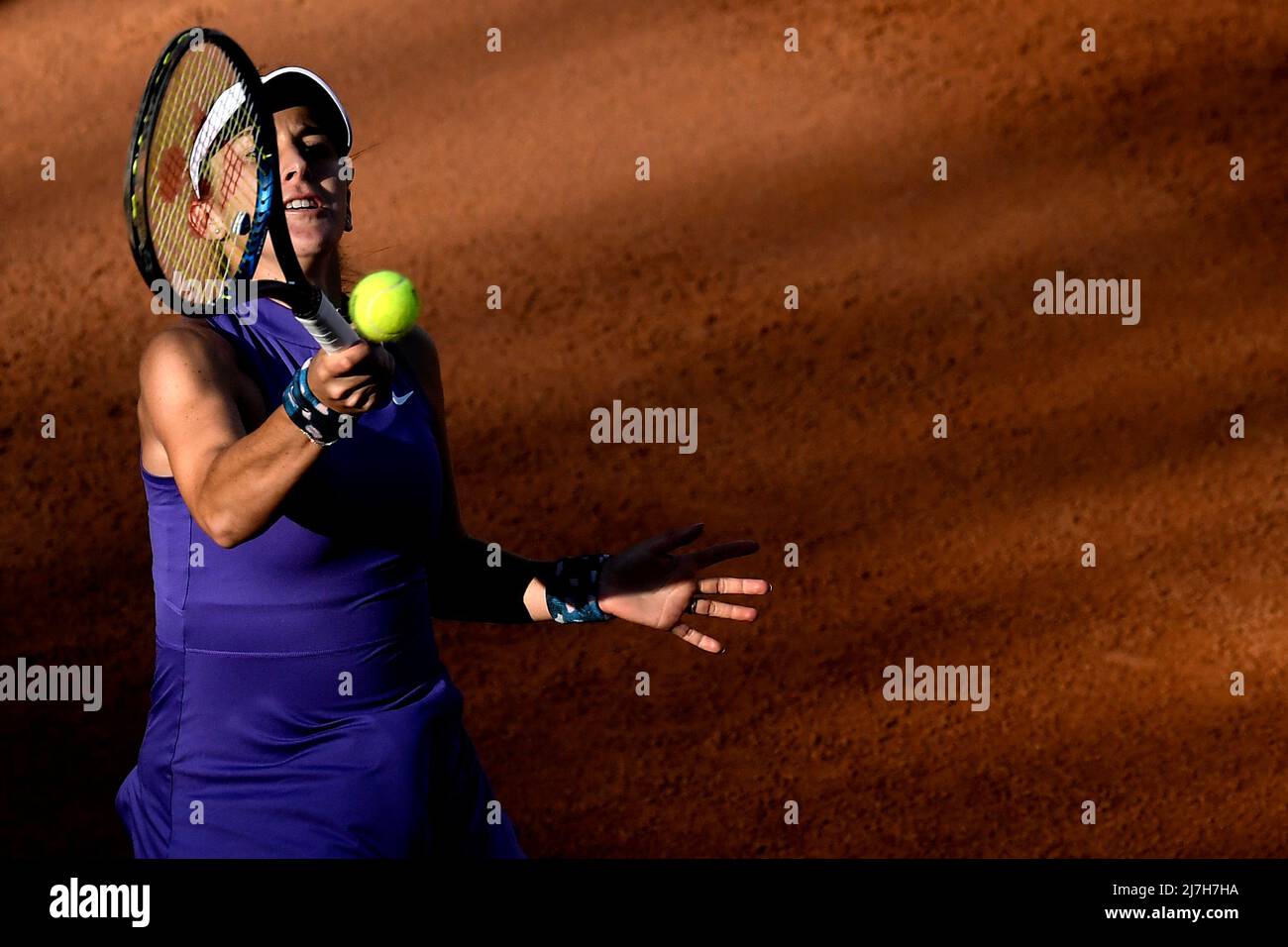 Roma, Italia. 09th maggio 2022. Belinda Bencic di Svizzera torna a Elisabetta Cocciaretto d'Italia durante la prima partita al torneo di tennis Internazionale BNL D'Italia a Foro Italico di Roma il 9th maggio 2022. Foto Antonietta Baldassarre/Insidefoto Credit: Ininsidefoto srl/Alamy Live News Foto Stock