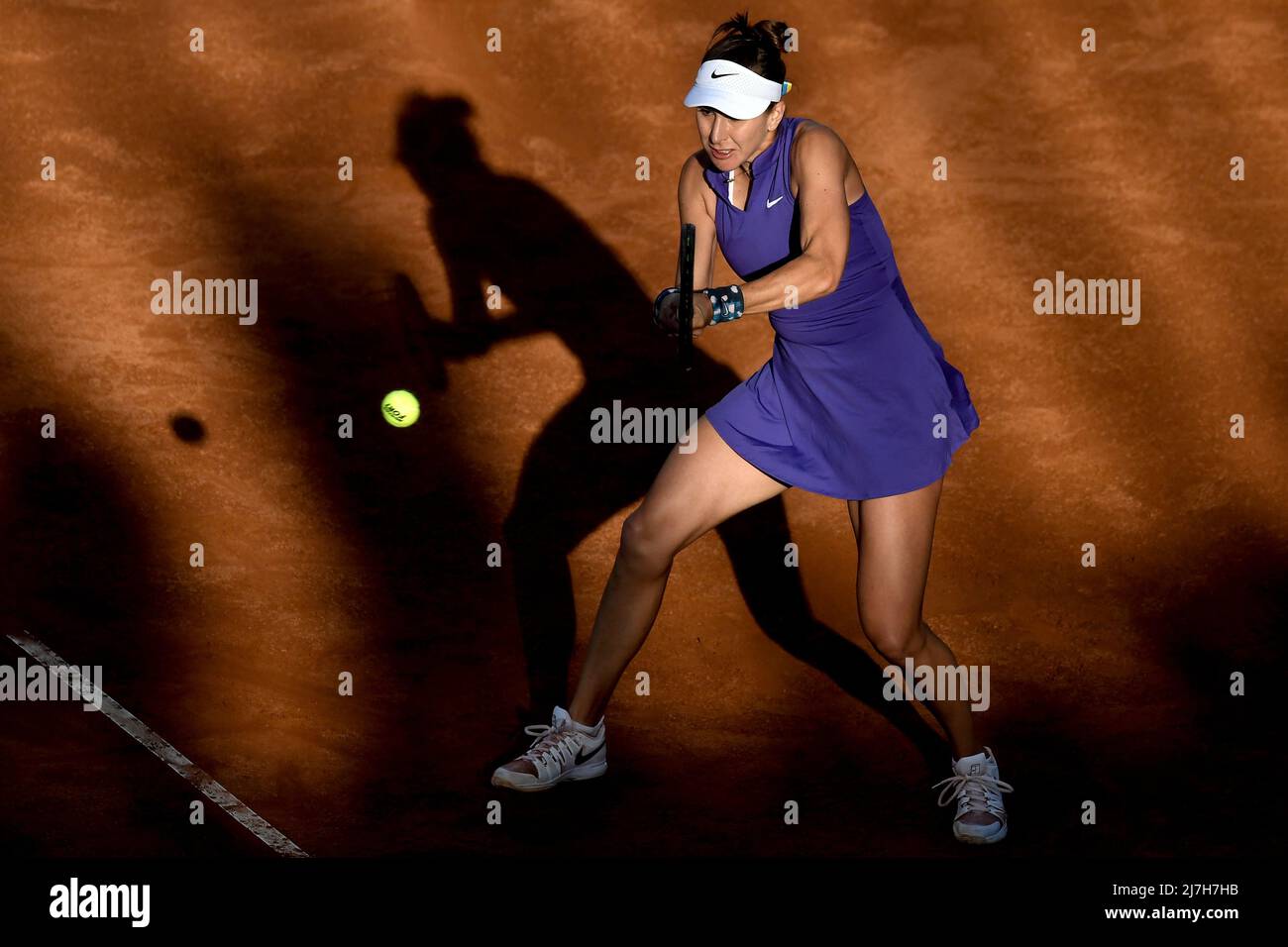 Roma, Italia. 09th maggio 2022. Belinda Bencic di Svizzera torna a Elisabetta Cocciaretto d'Italia durante la prima partita al torneo di tennis Internazionale BNL D'Italia a Foro Italico di Roma il 9th maggio 2022. Foto Antonietta Baldassarre/Insidefoto Credit: Ininsidefoto srl/Alamy Live News Foto Stock