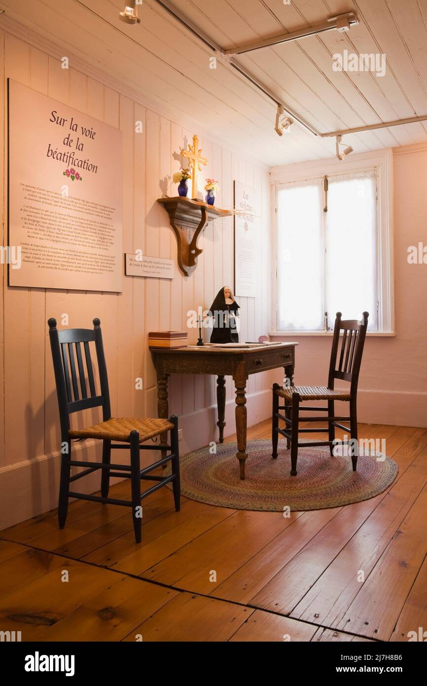 Scrivania antica con sedie con schienale alto in piovana in camera all'interno del vecchio museo Maison Rosalie-Cadron House 1790, Lavaltrie, Quebec, Canada. Foto Stock