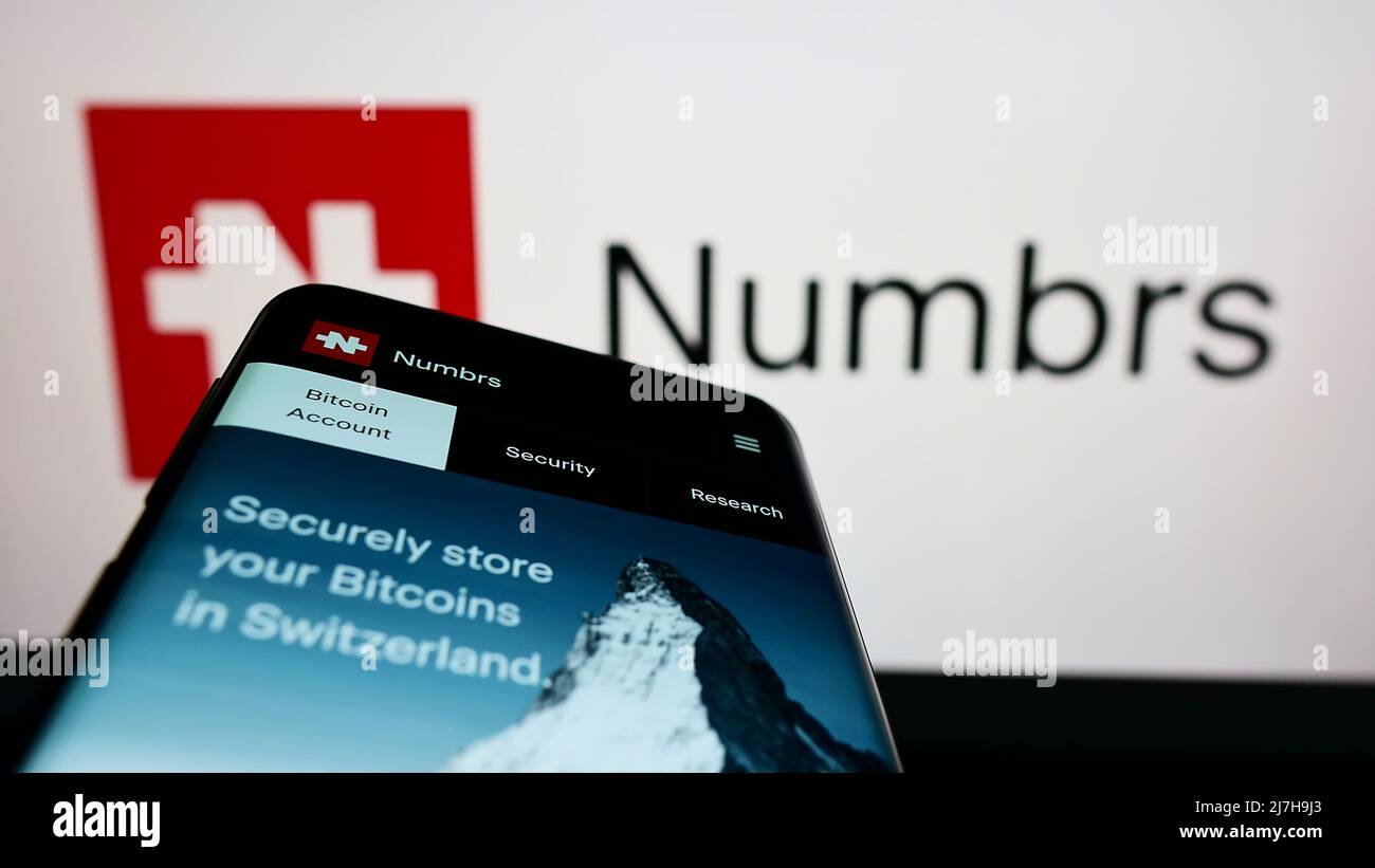 Smartphone con sito web della società FinTech Numbrs Personal Finance AG sullo schermo di fronte al logo aziendale. Mettere a fuoco sulla parte superiore sinistra del display del telefono. Foto Stock