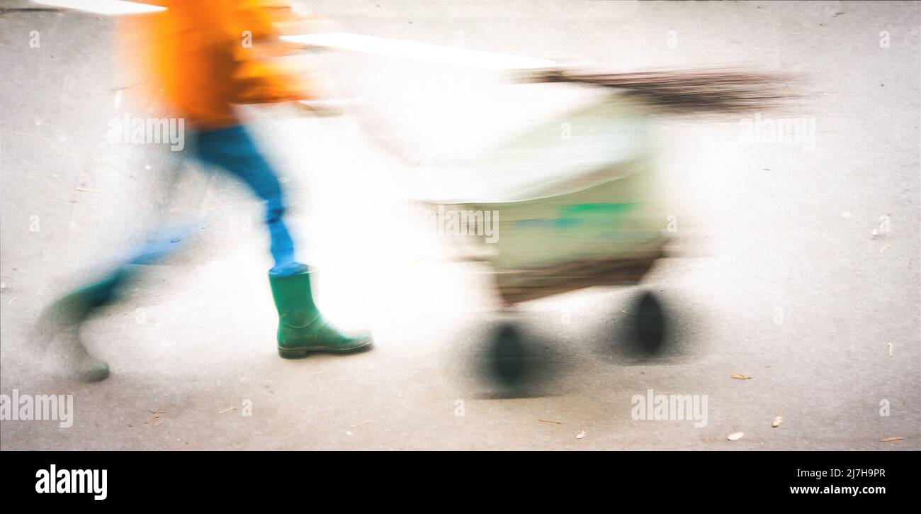 street janitor a piedi sfocati Foto Stock