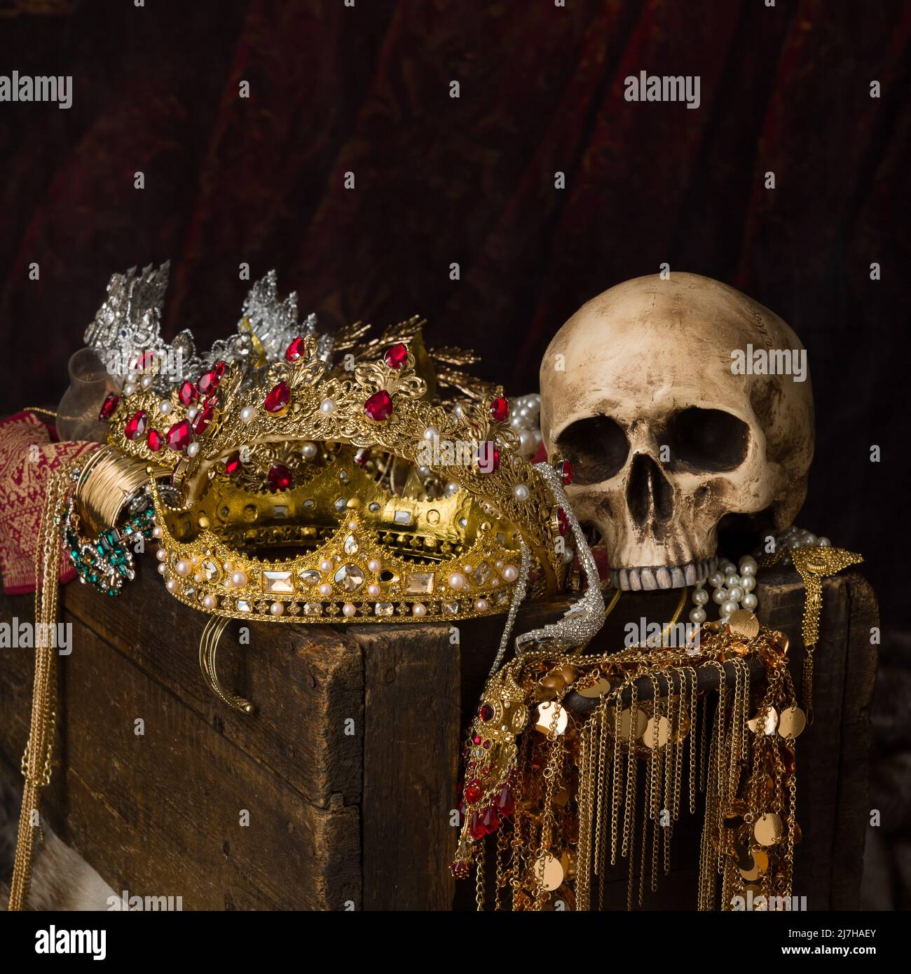 Immagine romantica di un tesoro pieno di gioielli, gemme preziose e corone dorate del re Foto Stock