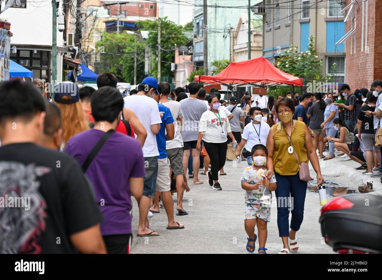 Manila, Filippine. 09th maggio 2022. Gli elettori attendono in fila presso un seggio elettorale per le elezioni generali filippine lunedì 9 maggio 2022 a Manila, Filippine. Foto di Thomas Maresca/UPI Credit: UPI/Alamy Live News Foto Stock