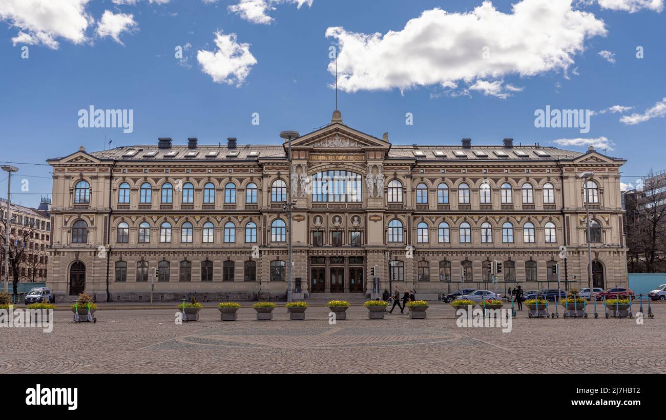 Persone che camminano di fronte al Museo d'Arte Ateneum di Helsinki Foto Stock