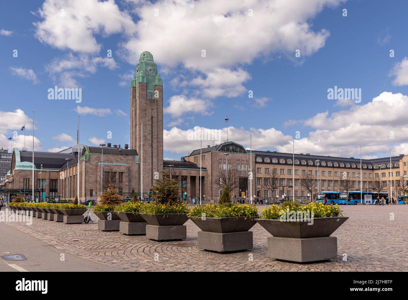 Bandiera finlandese che sorvola la stazione ferroviaria di Helsinki il giorno internazionale della mamma Foto Stock