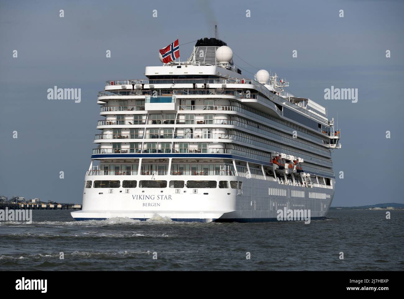 09/05/2022 Tilbury UK nave da crociera di lusso Viking Star navigò dal terminal delle crociere internazionali di Londra (Tilbury) per continuare la sua crociera mondiale, Hornet p Foto Stock