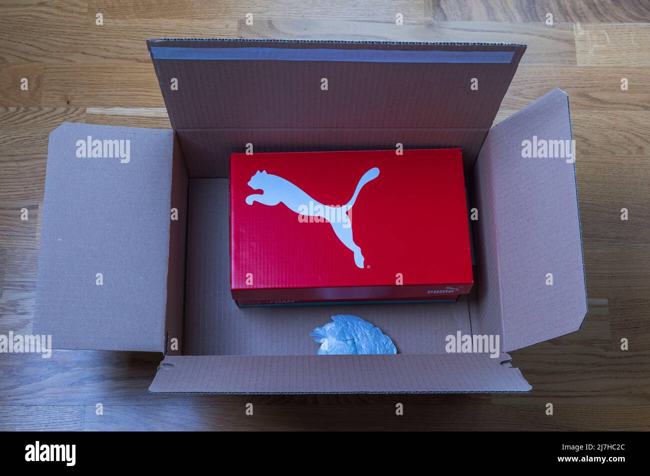 Primo piano della scatola di consegna a domicilio ricevuta di scarpe Puma. Svezia. Foto Stock