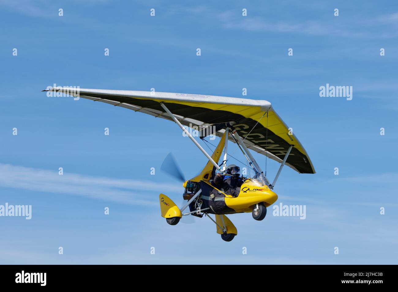 Bright Yellow and Black P&M Aviation QuikR Weight Shift Microlight G-CINH arriva al campo d'aviazione di Popham in Hampshire Inghilterra per partecipare al fly-in annuale Foto Stock