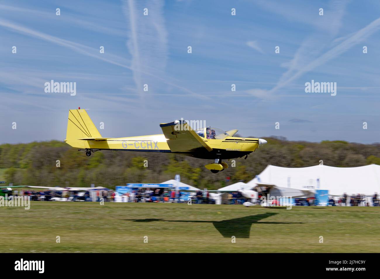 La Scheibe SF-25 Falke Motor Glider G-CCHX di Lasham Gliding Society arriva al campo aereo di Popham vicino a Basingstoke in Hampshire. Foto Stock