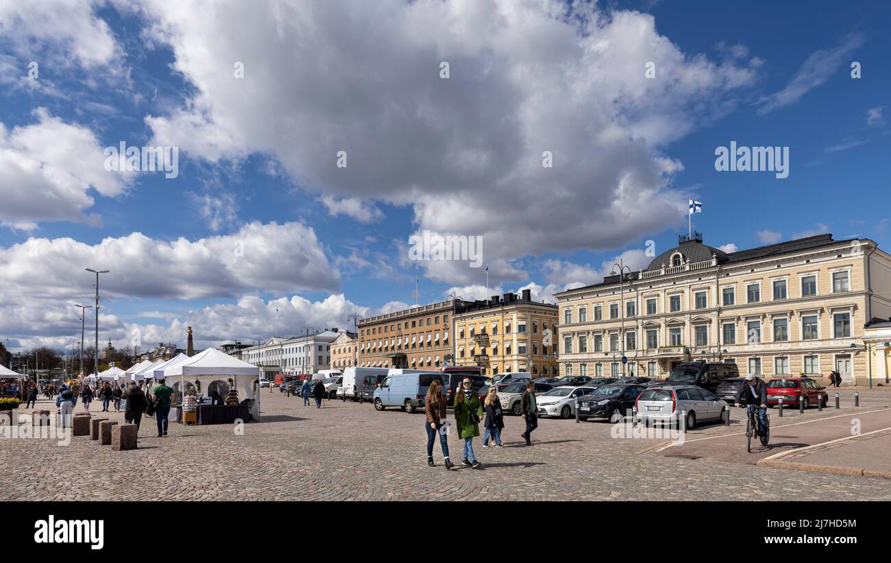 I turisti camminano sulla piazza del mercato di Helsinki, nel centro della capitale finlandese Foto Stock