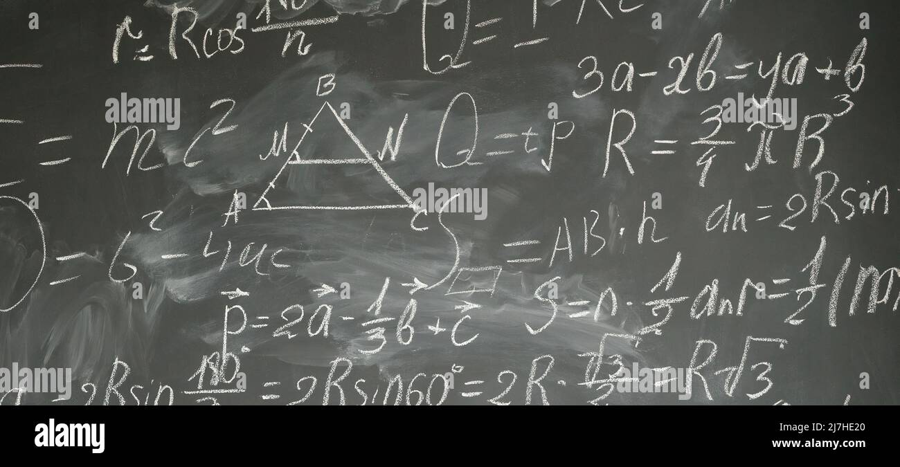 Le formule matematiche sulla lavagna nera Foto Stock