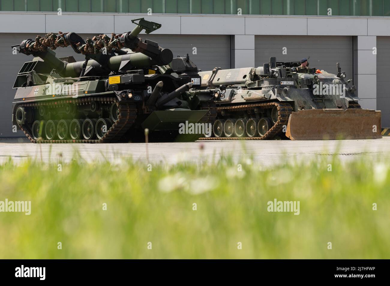 Stetten am Kalten Markt, Germania. 09th maggio 2022. Un serbatoio di sminamento (l) e lo stand del pioniere Dax scavatore nel Albkaserne. Credit: Silas Stein/dpa/Alamy Live News Foto Stock