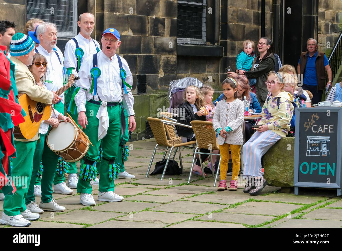 Ballerini nell'annuale Holmfirth Folk Festival che espone costumi colorati e spesso eccentrici. Foto Stock