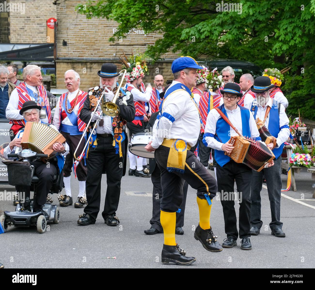 Ballerini nell'annuale Holmfirth Folk Festival che espone costumi colorati e spesso eccentrici. Foto Stock