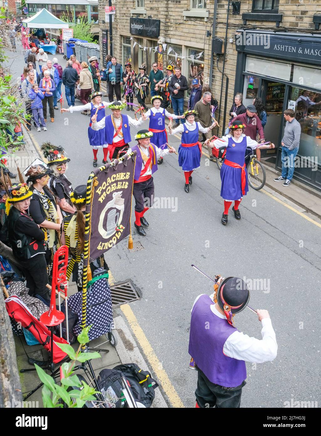 Ballerini nell'annuale Holmfirth Folk Festival che espone costumi colorati e spesso eccentrici. Foto Stock