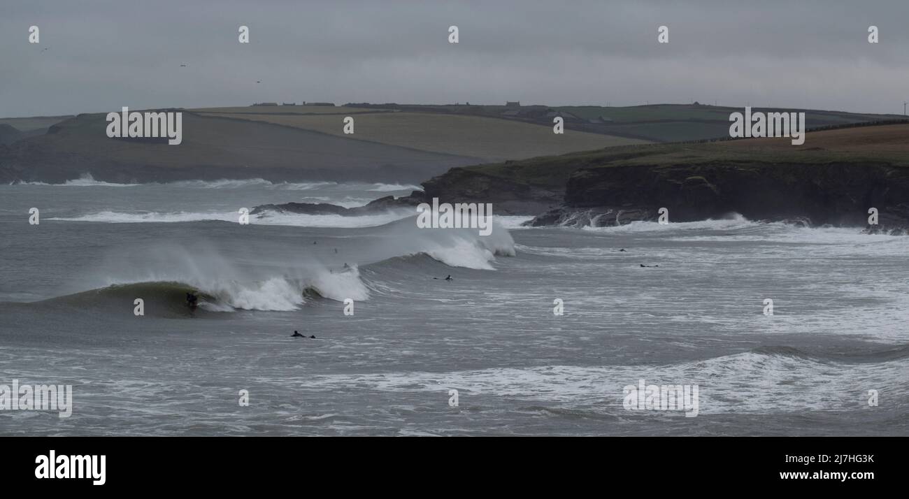 Surfers a Harlyn Bay - inverno 2021 Foto Stock