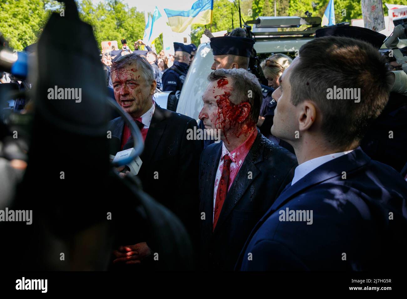 Varsavia, Polonia. 09th maggio 2022. Sergey Andreev, ambasciatore della Federazione Russa, è stato intervistato dai giornalisti dopo essere stato coperto di sangue falso da attivisti ucraini. Nel 77th anniversario della vittoria dell'Armata Rossa sulla Germania nazista, gli attivisti ucraini si sono esibiti al cimitero dei soldati sovietici di Varsavia, protestando contro l'invasione russa dell'Ucraina. Gli attivisti hanno vietato alla delegazione russa guidata da Sergey Andreev, ambasciatore della Federazione Russa in Polonia, di entrare nel cimitero. Durante quel tentativo i diplomatici sono stati spenti di sangue falso da parte dell'Ucraina Foto Stock