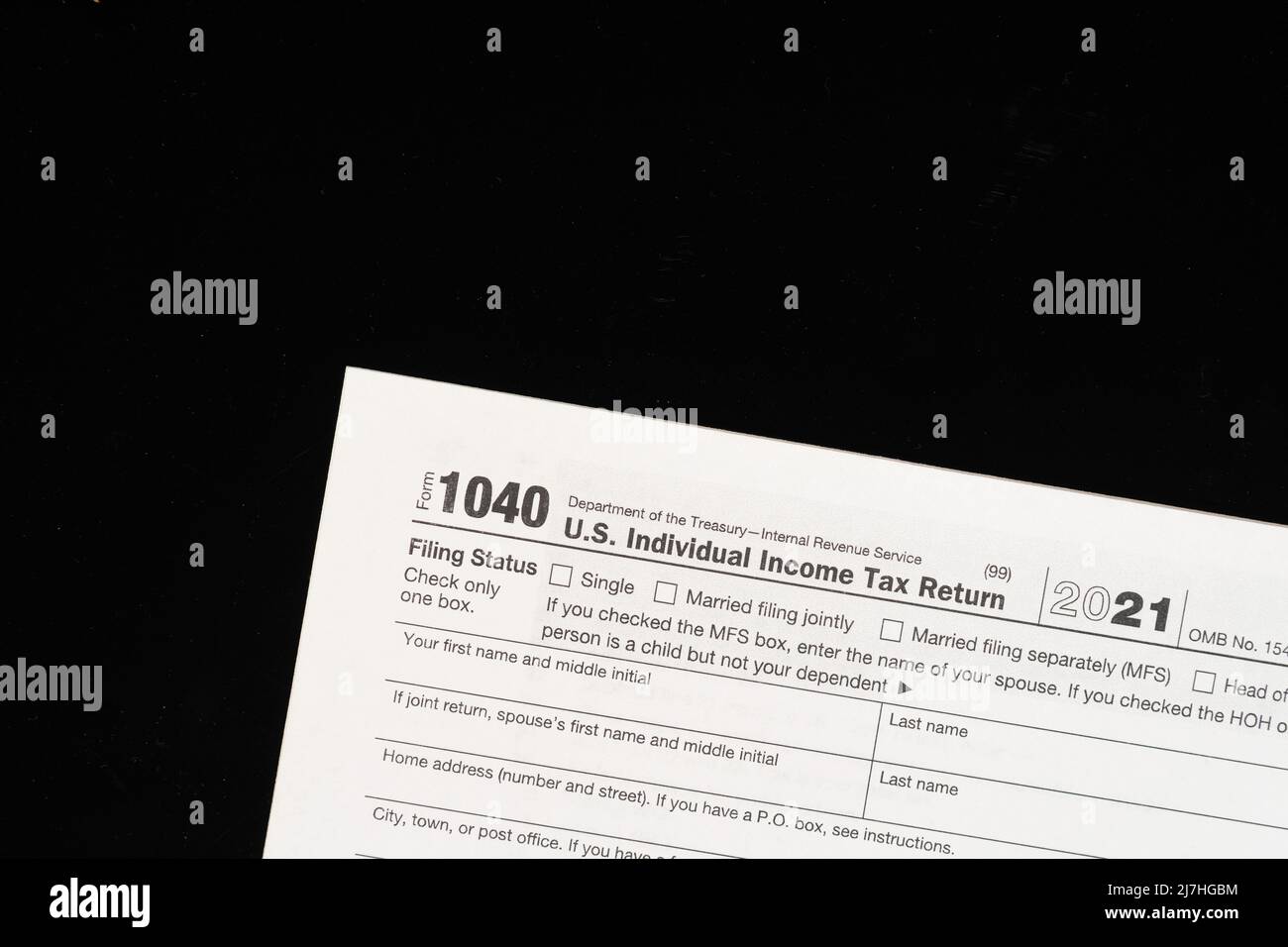 US Internal Revenue Service IRS forma contribuente 1040 per l'archiviazione delle imposte sul reddito delle persone fisiche isolato su sfondo nero Foto Stock