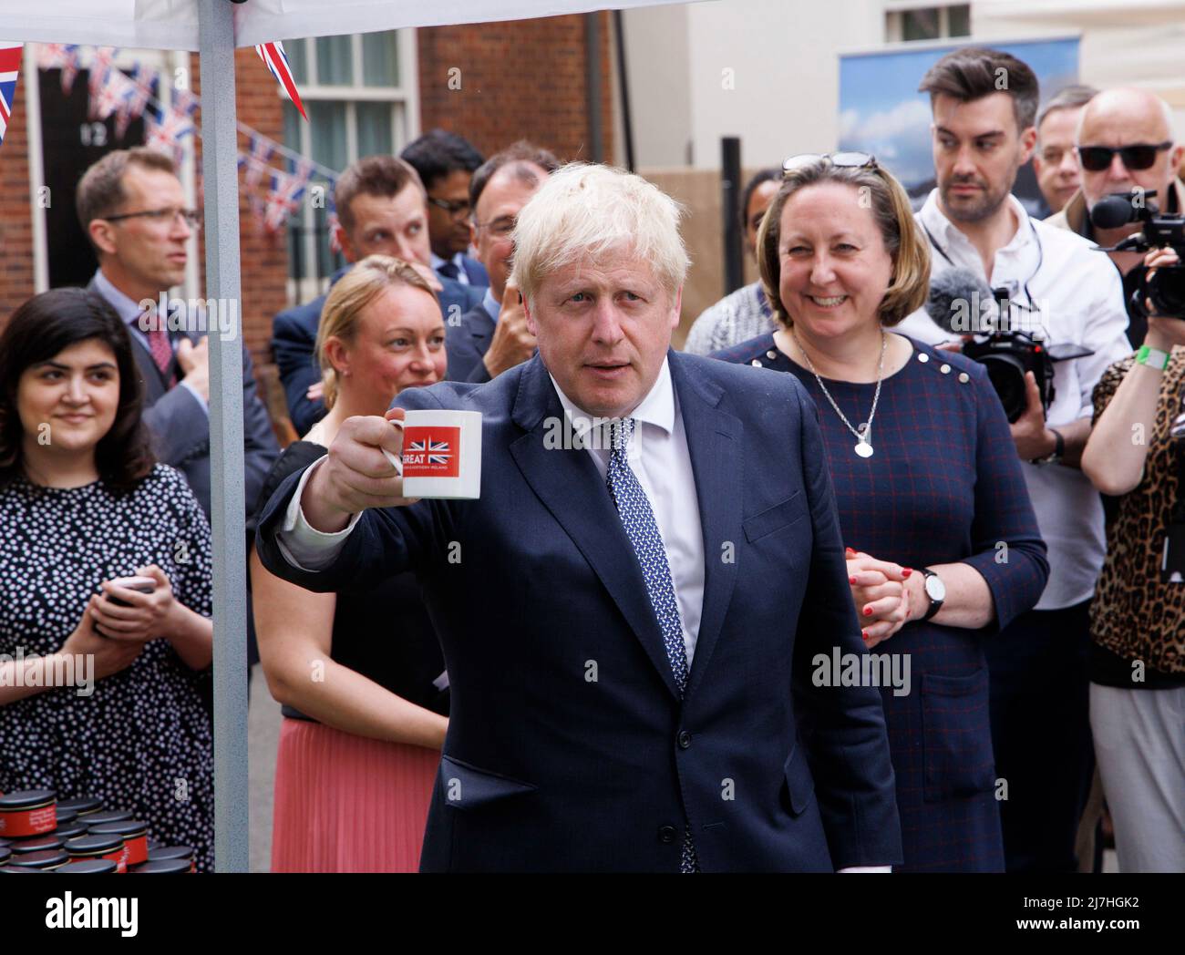 Londra, Regno Unito. 9th maggio 2022. Il primo Ministro Boris Johnson visita alcune delle bancarelle di Downing Street, che ha la sua vetrina di primavera. Dieci bancarelle mostrano alcune delle migliori piccole imprese inglesi. Credit: Mark Thomas/Alamy Live News Foto Stock