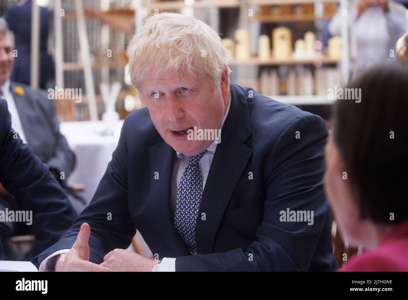 Londra, Regno Unito. 9th maggio 2022. Il primo Ministro Boris Johnson visita alcune delle bancarelle di Downing Street, che ha la sua vetrina di primavera. Dieci bancarelle mostrano alcune delle migliori piccole imprese inglesi. Credit: Mark Thomas/Alamy Live News Foto Stock
