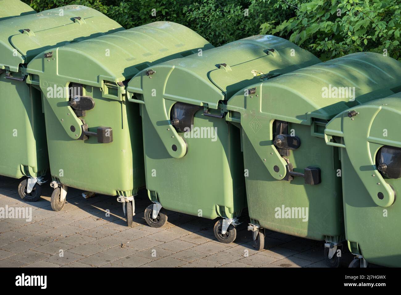 I contenitori del contenitore dei rifiuti in cui sono stati raccolti i rifiuti sono pronti per essere rimossi o svuotati. Foto Stock