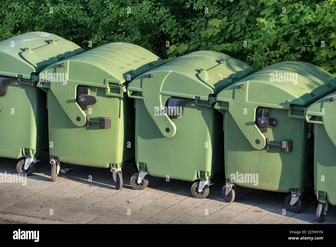 I contenitori del contenitore dei rifiuti in cui sono stati raccolti i rifiuti sono pronti per essere rimossi o svuotati. Foto Stock