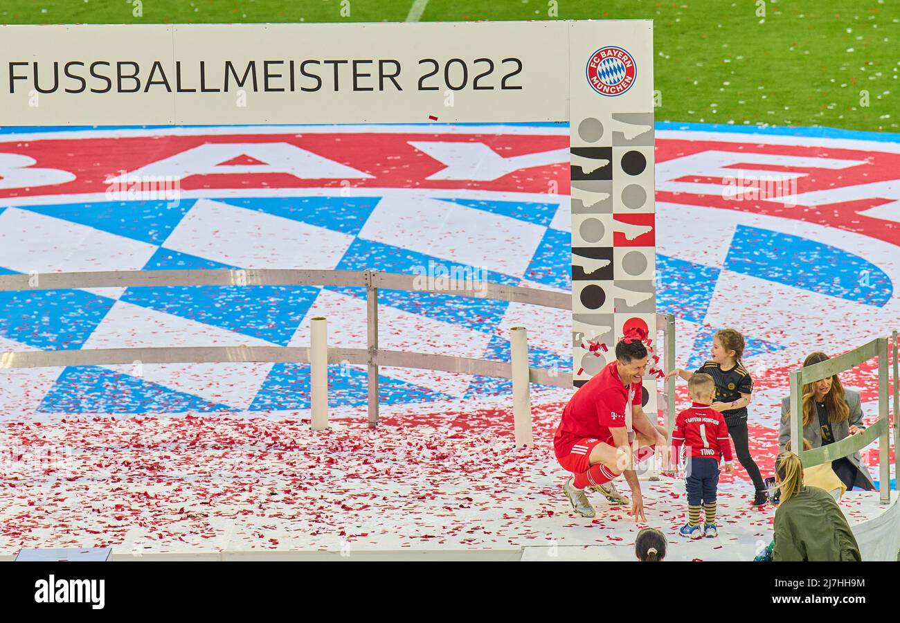 Monaco di Baviera, Germania, 08/05/2022, Robert LEWANDOWSKI, FCB 9 moglie Anna con la figlia Klara (camicia scura) nella partita FC BAYERN München - VFB STUTTGART 2-2 1.German Football League il 08 maggio 2022 a Monaco di Baviera, Germania. Stagione 2021/2022, partita giorno 33, 1.Bundesliga, Muenchen, 33.Spieltag. FCB, © Peter Schatz / Alamy Live News - LE NORMATIVE DFL VIETANO L'USO DI FOTOGRAFIE come SEQUENZE DI IMMAGINI e/o QUASI-VIDEO - Foto Stock