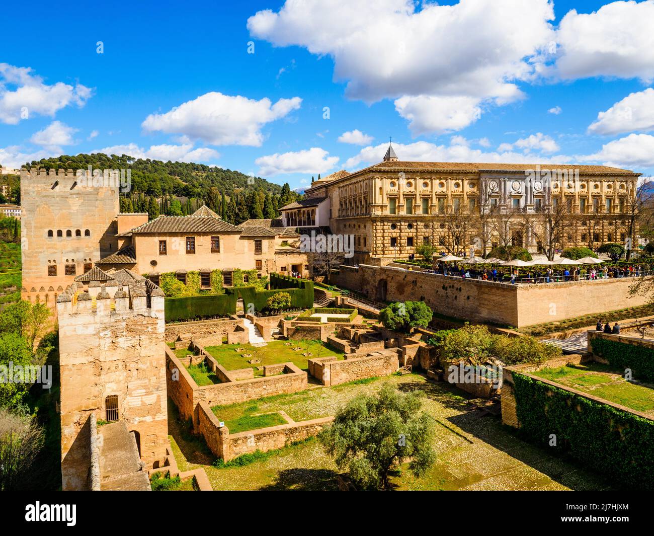 Vista dalla Torre del Cubo. Il Palazzo di Carlo V si trova sulla sinistra - Alhambra Complex - Granada, Spagna Foto Stock