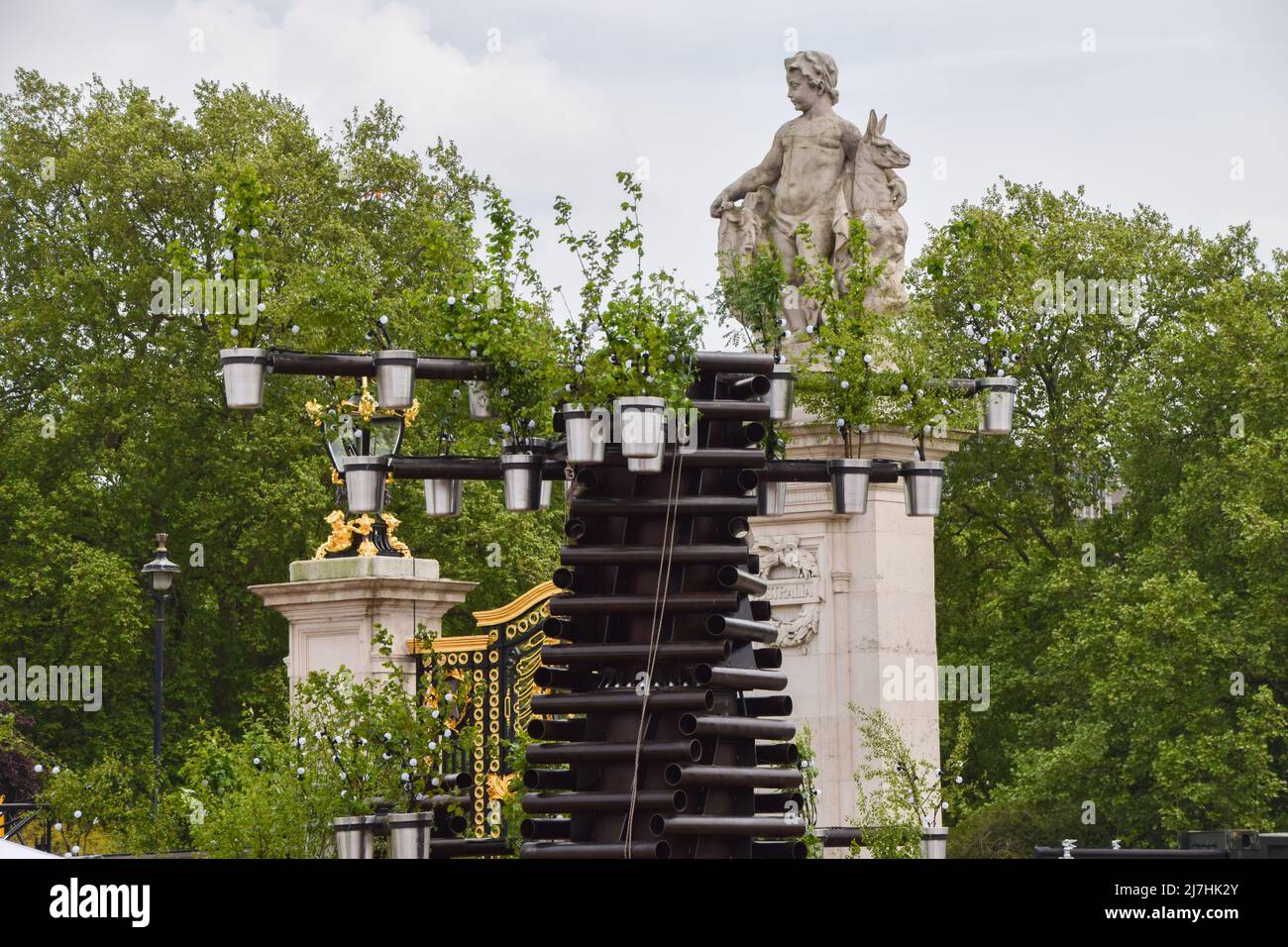 Londra, Regno Unito. 9th maggio 2022. Installazione "albero di alberi" di Thomas Heatherwick in corso di costruzione per il Giubileo. Intorno a Buckingham Palace sono in corso i preparativi per il Giubileo del platino della Regina, che segna il 70th° anniversario dell'adesione della Regina al trono. Il 2nd-5th giugno si svolgerà uno speciale weekend Platinum Jubilee esteso. Credit: Vuk Valcic/Alamy Live News Foto Stock