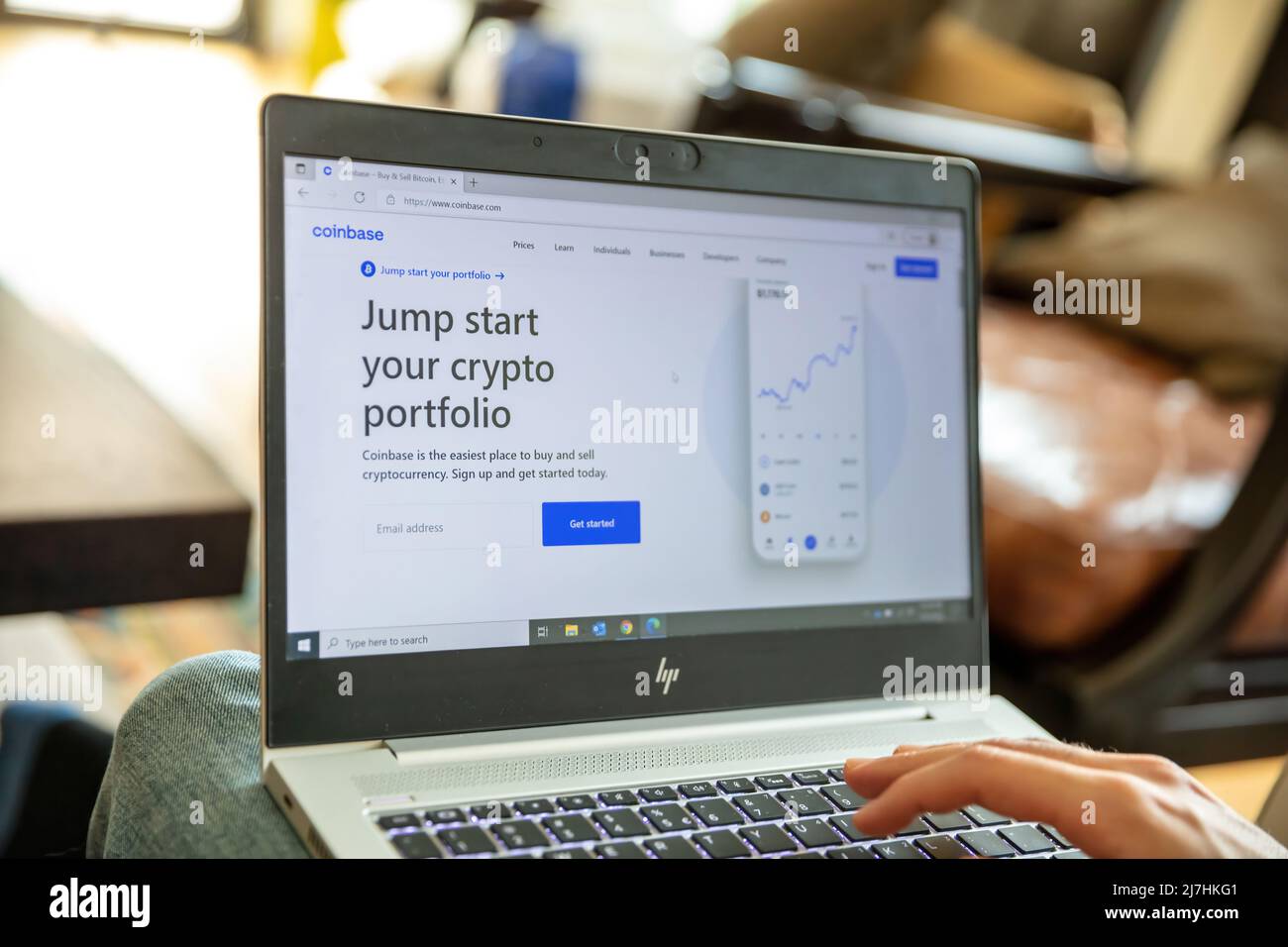 Grecia, Atene, gennaio 23 2022. Applicazione COINBASE CRYPTO Exchange. E commerce, cryptocurrency Secure buy, sell on laptop computer screen. Maschio mano su chiave Foto Stock