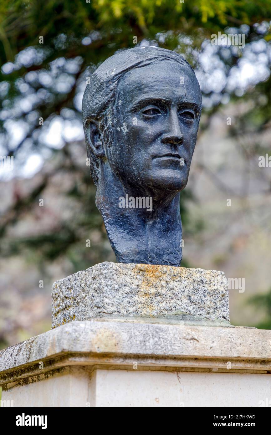 Poza de la SAL, Spagna - 9 maggio 2022: Dettaglio del busto del dottor naturista spagnolo Felix Rodriguez de la Fuente a Poza de la SAL, Burgos, Spagna Foto Stock