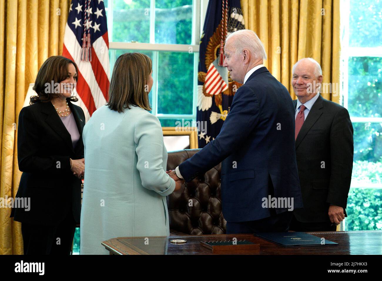 Washington, US, 09/05/2022, il presidente degli Stati Uniti Joe Biden saluta il Rep. Elissa Slotkin (MI), il Vice Presidente Kamala Harris e il Senatore ben Cardin (D-MD) dopo la firma della legge Ucraina sul prestito-leasing nell'ufficio ovale della Casa Bianca a Washington il 9 maggio 2022. Foto di Yuri Gripas/ABACAPRESS.COM Foto Stock